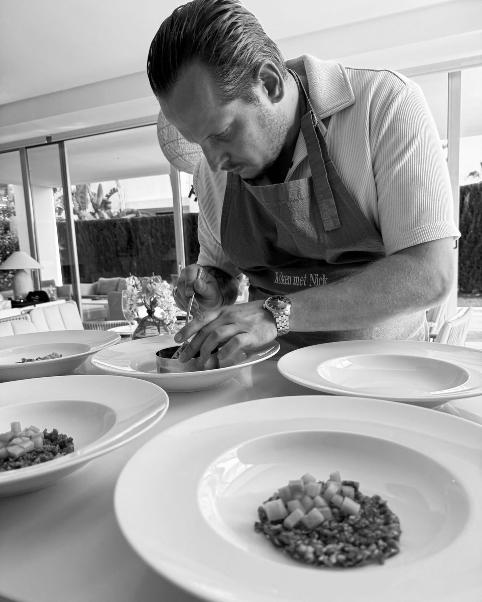 Nick Toorn, private chef, aan het werk in zijn keuken